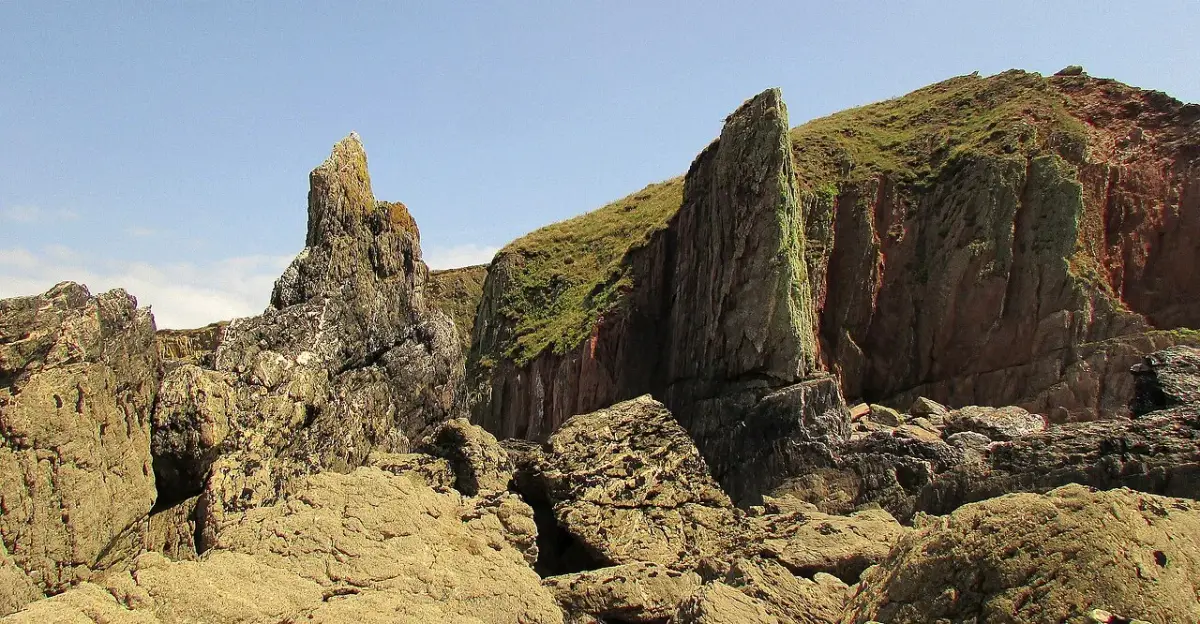 Coastal scene near Bantham, used as a representative image for The Sloop Inn (rooms)