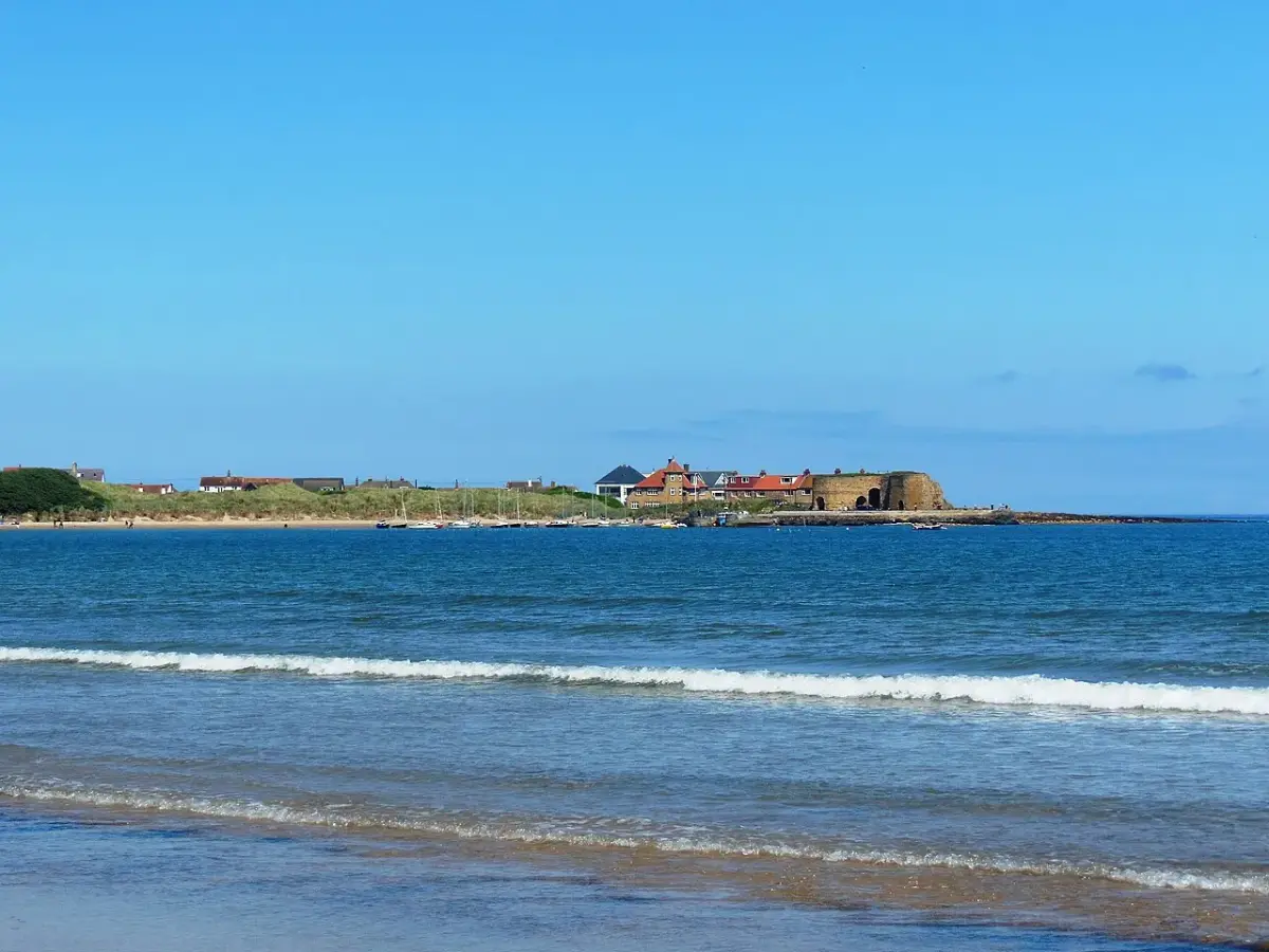 Coastal scene near Beadnell Bay, used as a representative location image for Beadnell Towers