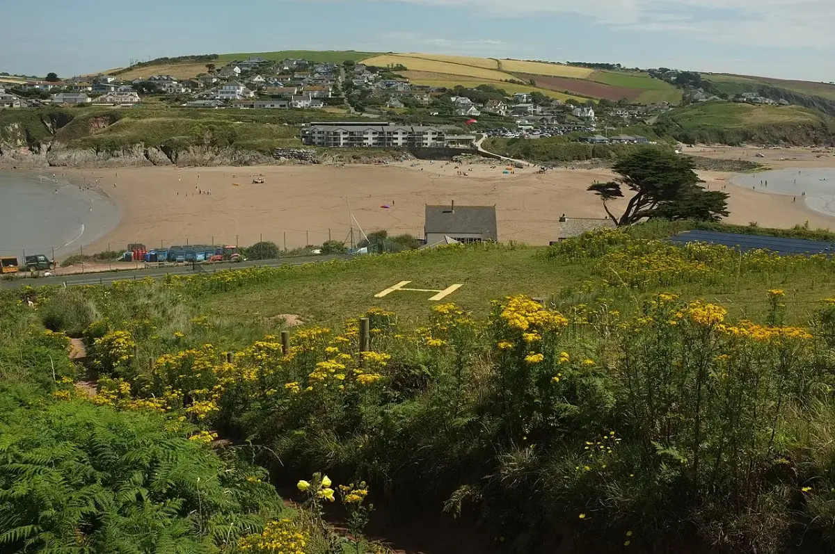 Coastal scene near Challaborough, used as a representative image for The Sloop Inn (rooms)