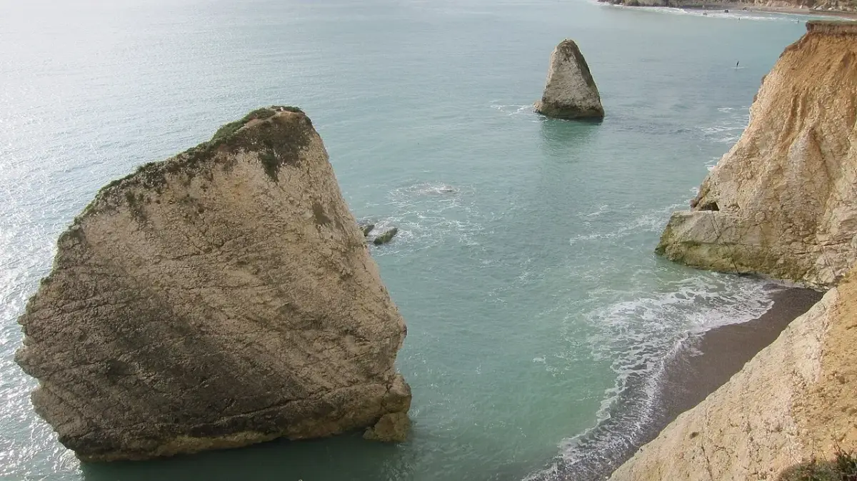 Coastal scene near Freshwater Bay, used as a representative location image for The Albion