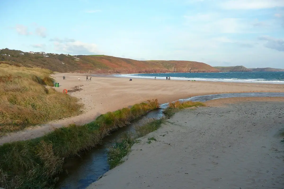 Coastal scene near Freshwater East, used as a representative image for Broadhaven Cottage, Lake House