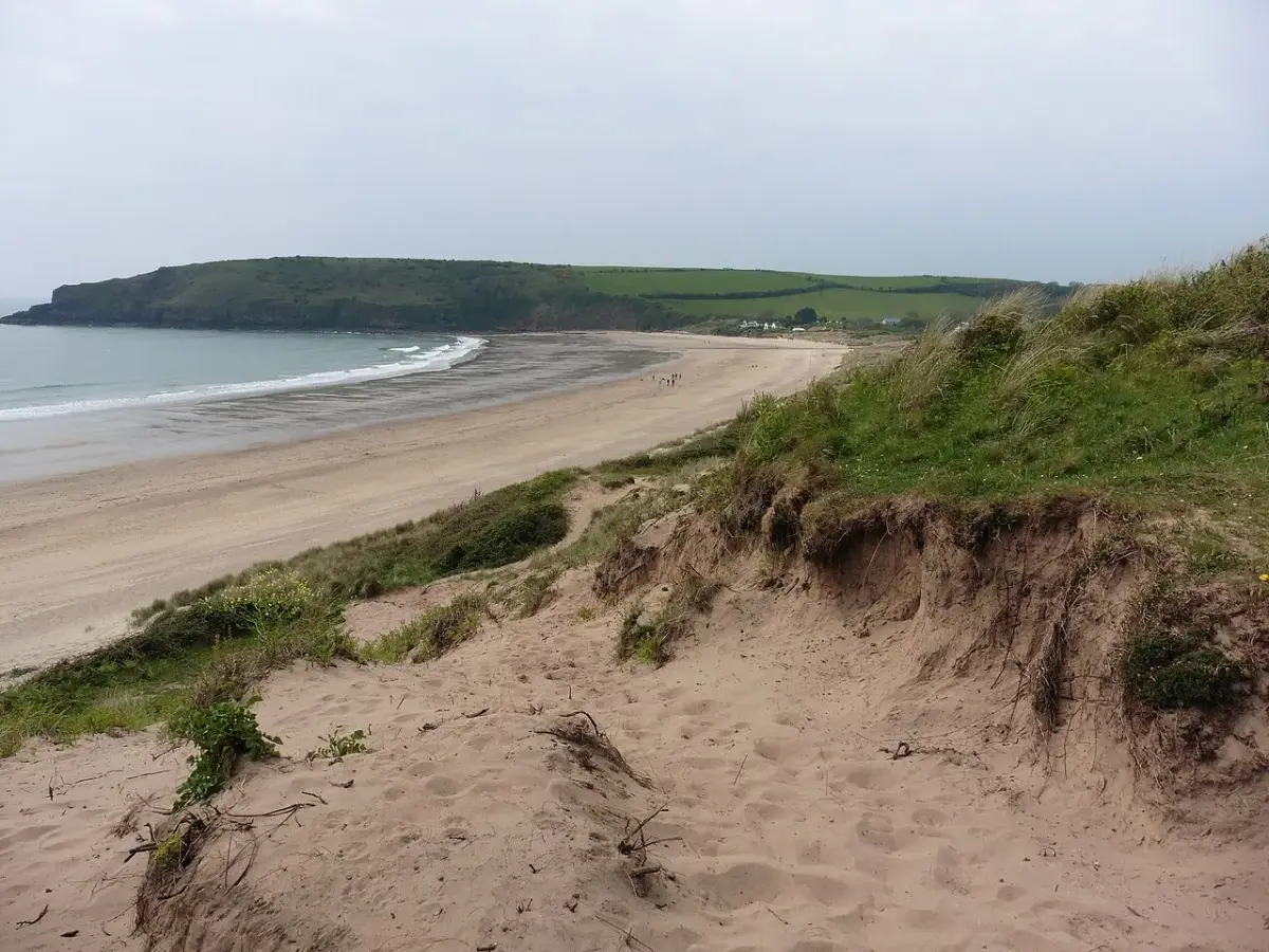 Coastal scene near Freshwater East, used as a representative location image for Broadhaven Cottage, Lake House