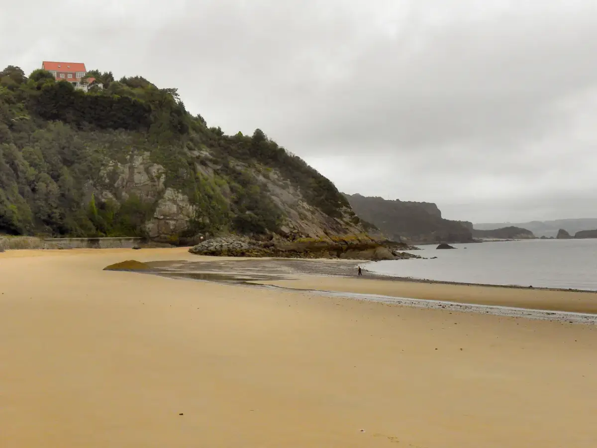 Holywell Bay beach used to illustrate Cornwall Surfing Academy