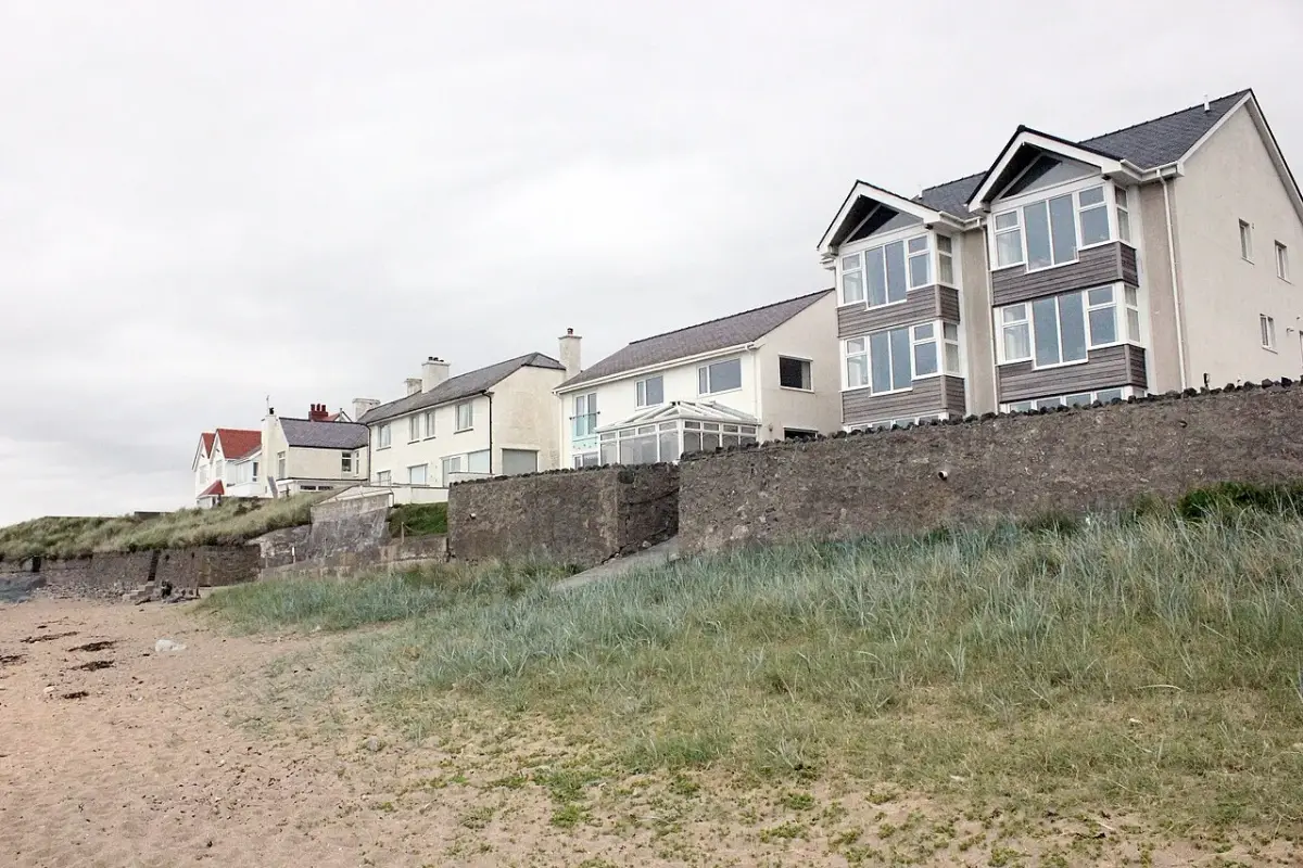 Coastal scene near Rhosneigr, used as a representative image for Felin Traeth Cottage