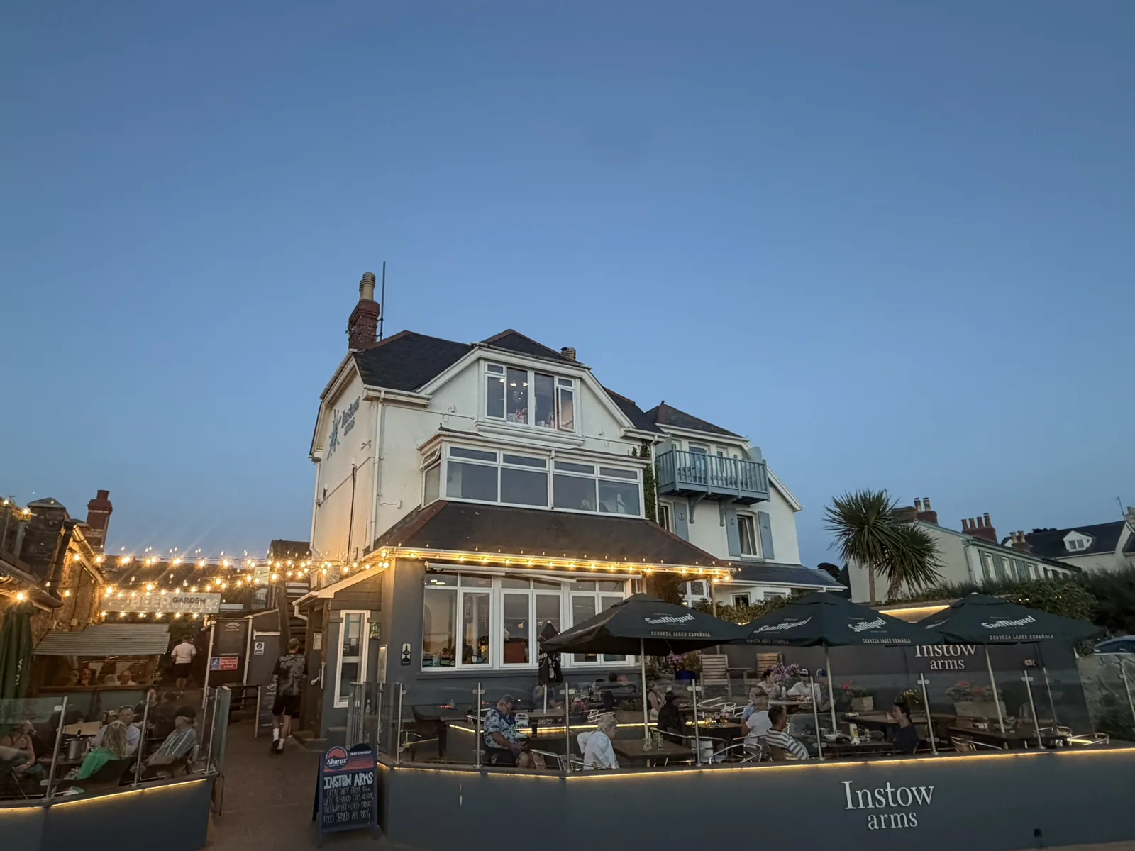 The Instow Arms pub beside the waterfront in Instow
